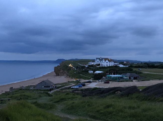 今回の旅行の一番の目的地<br />イギリス海峡を望む HIVE BEACH HOUSE <br />海辺のコテージを借りて 過ごしました<br /><br />6月なのに ヒースロー空港到着時間 気温15度<br />寒い  こんな気温予想できなかったので ダウンなんか持ってきてないよ<br />いや  なぜか夫は持ってきていた  自分のだけ<br />コテージは 海辺ギリギリに建っています<br />前回 来た時に 素敵だと思っていたコテージです<br />希望日に予約が取れなくて イギリス到着後 直行となりました<br />海辺のカフェは 美味しい食事ができます<br />全てが 美しい<br />波の音の振動は身体中に心地よく響きます<br /><br /><br />