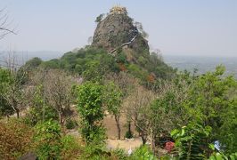 2019春、ミャンマー旅行記(18/25)：5月26日(3)：バガン(12)：ポッパ山、タウン・カラットを眺望できる仏教寺院