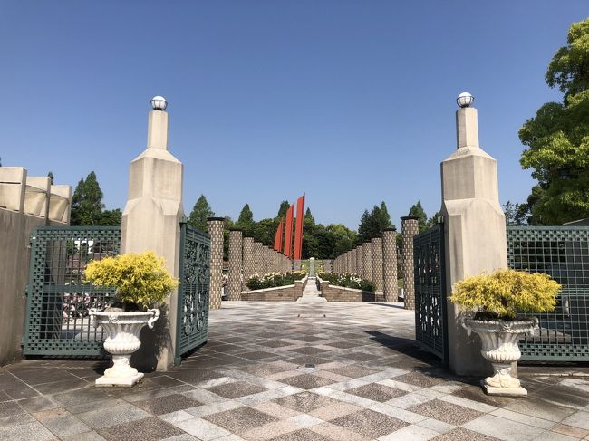 荒牧バラ公園は、兵庫県伊丹市荒牧にある日本の公立都市公園で、植物園でのバラ展示を第一の目的として造成された公園です。テラス式庭園として、南欧風にデザインされた園内に世界のバラ約250種1万本を栽培しているそうです。<br /><br />【参考サイト】<br />https://hccweb1.bai.ne.jp/midoriplaza/04_kaika/04.html<br />