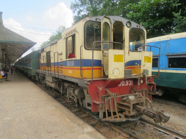 滞在2日目、12月13日は6:30に起床。テレビをつけるとBBC、ブレグジットで混乱中のイギリスでメイ首相が信任されたというニュースで持ちきりだ。<br /><br />ヤンゴンに1日中フルで滞在できるのは今日だけ。そのメインイベントはなんといってもヤンゴン環状線、サクラトレインだ。ヤンゴンを約3時間かけて１周するこの列車、現地の車両だけではなくて、日本から渡ってきた中古車両も数多く活躍しているのだ。乗るのはもちろん、果たしてどんな懐かしい車両に出会えるのか、どんな景色が待っているのか、楽しみだ。<br /><br />【今回の行程】<br />　12/12：東京⇒（航空機）ヤンゴン<br />●12/13：ヤンゴン環状鉄道<br />　12/14：ヤンゴン市内観光、ヤンゴン⇒（航空機）<br />　12/15：⇒東京