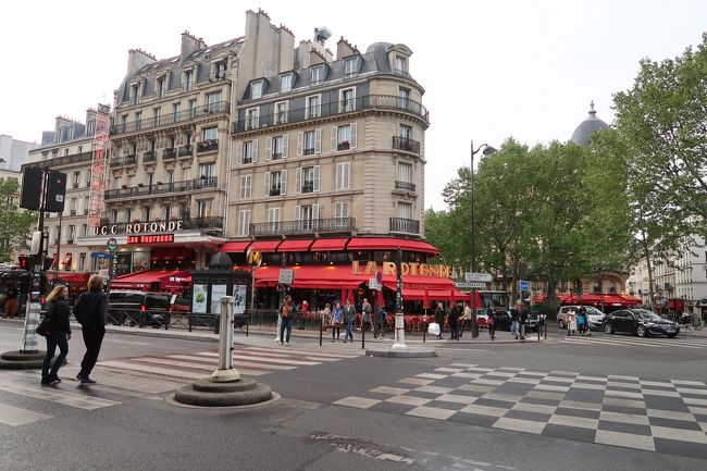 フランスの5月1日はメーデー兼すずらんの日。パリの街中にも、たくさんのすずらん屋台が出て、白い花を売っていた。花言葉は「再び幸運が訪れる」。<br />パリは独特の雰囲気がとても強い都会だと思う。素敵な美女美男に憧れるというより、のめり込んでしまうような妖艶さが潜んでいる。<br />どこで、私たちはパリに魂を抜かれてしまうのだろう。私の感想では、街並みに加えて、カフェとメトロの雰囲気が、ウブな観光客を虜にするポイント。あらためて、パリのカフェにじっくりと入り、メトロを見回すように乗って見た。<br />パリ風、フランス風が素敵だという先入観があるから、「やっぱり、パリのエスプリね」と感じてしまうのか、単にユニークなのか、評価が難しいところだ。<br />