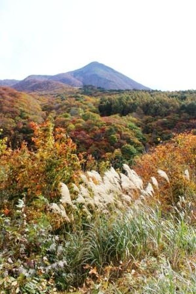 福島の百名山シリーズ第３段は、会津磐梯山の紅葉です☆<br />首都圏からの日帰りも可能ですが、近くに泊まってゆったりとすごしてきました。<br /> 先ずは、登山編からご覧下さい。<br /> 今回も山行記録風に書いていきます。<br /><br /><br /> １０月２１日（金）<br /> 天候　晴/曇<br /> 気温　１５℃<br /><br />５：００　夜明け前に自宅を出発。<br /> 　　　　　マクドナルドにて朝マックを仕込み、（最近、山へ行くときの定番朝ごはん）<br /> 　　　　　東北道で福島県へ・・・　　　<br /> 　　　　　途中、コンビニで夜の酒と昼食などを買って、今期無料のゴールドラインに乗る。<br /> 　　　　　車中、見頃を迎えた紅葉がトレッキングへの期待を高めてくれる。<br /> ９：１０　八方台駐車場到着。<br /> 　　　　　掃除の行き届いたトイレがある。<br /> 　　　　　入山書を書いてポストに入れる。