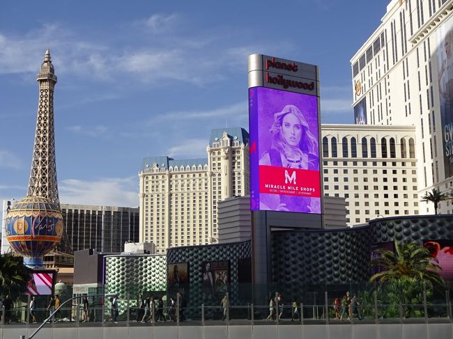 GW10連休を利用しての家族旅行。<br />カンクンに滞在した後に移動したラスベガスですが、それでもいつもの弾丸旅行より時間があるので初めての場所にも行ってみます。<br />ラスベガス5回目の娘も中学生になり、少し楽しみ方が変わった様子。<br /><br />ショーやバフェ、ショッピング、大人は交代でカジノも満喫し、旅も終盤へ。<br />最後の最後まで遊びます。