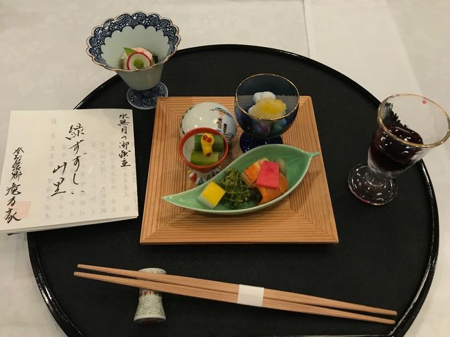 リタイア前に属していた団体の役員旅行に伊丹空港から合流させてもらい、北海道の豪華温泉旅館を巡る2泊3日の旅からスタートし、初日は札幌ビール園でランチの後、登別温泉「滝乃屋」泊<br /><br />2日目はニッカウイスキー余市蒸溜所工場見学、積丹半島、小樽市内観光の後、昔のニシン御殿を移築した料亭旅館「銀鱗荘」泊<br /><br />3日目は苫小牧ときわスケートセンターにてカーリング体験をした後、団体とは別れてJRで函館に移動し、五稜郭から夕景を眺めて駅前のビジネスホテル泊<br /><br />翌日は新幹線で青森へ下り、青森「深浦温泉」 → 秋田「男鹿温泉」 → 岩手「平泉温泉旅館」 → 松島を経て福島「仙台」 → FDAにて出雲空港に飛び、レンタカーで出雲大社を経て島根「玉造温泉」 → レンタカーで石見銀山を経て益田からJRで山口「東萩」 → 萩を観光後、福岡「博多」 → 九州新幹線ミッキーマウス号にも乗車して佐賀「吉野ヶ里遺跡」をみてから、再度ミッキーマウス号にも乗車して「鹿児島中央駅」に帰着しました<br /><br />北海道から鹿児島までトータル10の道、県を南下しての日本縦断の旅となり、これを持って日本のすべての都道府県を一度は訪れたことになりました<br /><br />国内旅行では過去最長の長旅でしたが、3日に一度はコインランドリーで選択するようにして、できるだけ少ない荷物で旅行しやすく工夫をしました<br /><br />最初の北海道旅行は豪華旅館で贅を尽くした美味しい料理と、素晴らしい旅館でしたので、結構な費用がかかりましたが、二人になってからの旅では、もともとが少食のため、夕食付きのところは一番料理の少な目のものを予約していきました<br /><br />移動は新幹線は自由席、他はローカル線のJRが主体で、レンタカーも乗用車の一番安いものを利用しましたので、二人になってからの旅行総費用と最初の3日間が同じくらいで済みました<br /><br />本来は、フルムーンパス12日間を購入予定でしたが、苫小牧駅で買おうとしたら3日前に発売が終了していたため、その都度個別に切符を購入して行きました<br /><br />フルムーンパスのようにグリーン席は利用できませんでしたが、トータルでは個別に買った方が安かったです<br />また平日が多かったので、新幹線の自由席もそれほど混雑せず、どの路線でも余裕で座れました<br /><br />それぞれの滞在地での旅行記は別途にアップして行きます