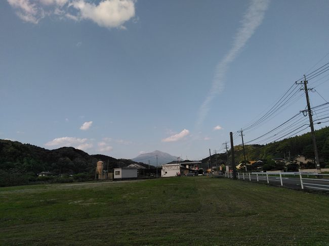 時代跨ぎのGW10連休の後半の九州湯巡りツーリングの四日目です。<br />この日は、朝から水俣の湯の鶴温泉へ。ここで区切りの4000湯に到達しました。<br />山を越えて、鹿児島県へ突入し、さつま、霧島の日当山で湯巡り。<br />これで今回の湯巡りの予定を完了し、後は帰路に着きます。<br />霧島山を回り込むように宮崎港へ。宮崎カーフェリーで神戸港へ。<br />最終日はまっすぐ、家路をひたすら走り、昼には帰宅できました。<br />長大なGWが終わり、結局10日間毎日走りとおしました。