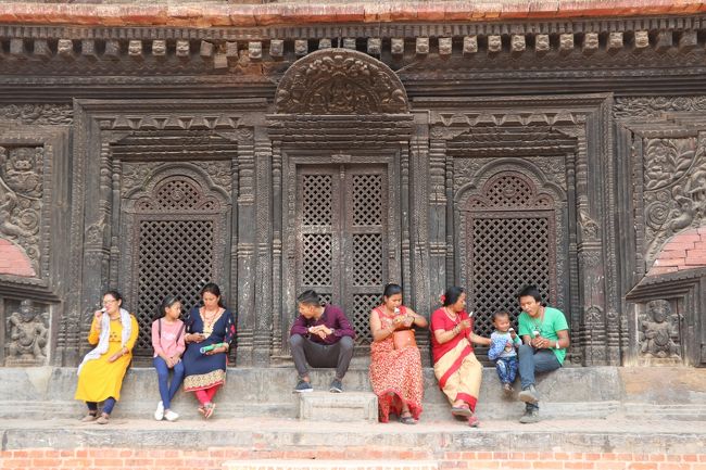 お祭りや新年で華やぐ世界遺産の街バクタプルには、ネワール文化の美建築が多く、見ごたえあります(*^▽^*)　バクタプル最後の旅行記です。<br />～～～～～☆～～～～～☆～～～～～☆～～～～～<br />ネパールでは、心に染み入る美しい光景や風景に出会い、感動の連続でした(^^♪　相変わらずのハードな男旅です。<br /><br />4月11日　成田空港→（マレーシア航空）　★機内泊<br />4月12日　→クアラルンプール空港（KL1A)着　クアラルンプール観光　KL1A→カトマンドゥ（マレーシア航空）★カトマンドゥ泊<br />4月13日　ボウダナート参拝　バクタプル散策＆お祭り見学　★バクタプル泊<br />4月14日　バクタプル散策&amp;新年の行事見学　スワンヤブナート参拝＆カトマンドゥ散策　★カトマンドゥ泊<br />4月15日　小さな村バンディプル散策　★バンディプル泊<br />4月16日　ポカラ・レイクサイド散策　★ポカラ泊<br />4月17日　ダンプス周辺ミニトレッキング　ポカラ・レイクサイド散策　★ポカラ泊<br />4月18日　ポカラ・ダムサイド散策　ポカラ→カトマンドゥ（イェティ航空）カトマンドゥ散策　★カトマンドゥ泊<br />4月19日　カトマンドゥ散策　カトマンドゥ空港→（マレーシア航空）★機内泊<br />4月20日　→KL1A空港　マラッカ観光　KL1A空港→（マレーシア航空）★機内泊<br />4月21日　→成田空港