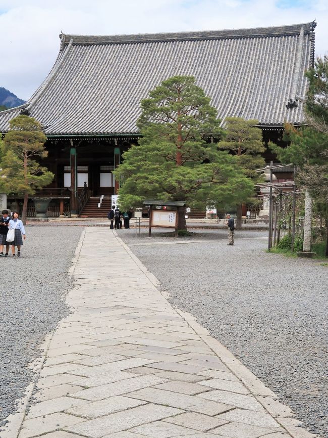 清凉寺(せいりょうじ)は、京都府京都市右京区嵯峨にある浄土宗の寺院。山号を五台山と称する。嵯峨釈迦堂(さがしゃかどう)の名で知られ、中世以来「融通念仏の道場」としても知られている。宗派は初め華厳宗、後に浄土宗となる。本尊は釈迦如来、開基(創立者)は然、開山(初代住職)はその弟子の盛算(じょうさん)である。 <br /><br />この寺の歴史には、阿弥陀三尊を本尊とする棲霞寺(せいかじ)と、釈迦如来を本尊とする清凉寺という2つの寺院が関係している。天慶8年(945年)に、重明親王妃が新堂を建て、等身大の釈迦像を安置した。一説では、「釈迦堂」の名の起こりはこの時であるという。 <br /><br />清凉寺<br />棲霞寺草創から数十年後、当時の中国・宋に渡り、五台山(一名、清凉山)を巡礼した然(“ちょうねん”938-1016)という東大寺出身の僧がいた。然は、宋へ渡航中の985年、台州の開元寺で現地の仏師に命じて1体の釈迦如来像を謹刻させた。その釈迦像は、古代インドの優填王(うでんおう)が釈迦の在世中に栴檀の木で造らせたという由緒を持つ霊像を模刻したもので、「インド - 中国 - 日本」と伝来したことから「三国伝来の釈迦像」、釈迦に生き写しとされ「生きているお釈迦様」と呼ばれている。然は、永延元年(987年)日本に帰国後、京都の愛宕山を中国の五台山に見立て、愛宕山麓にこの釈迦如来立像(985年とされ、「清凉寺様式」と呼ばれ、現在国宝)を安置する寺を建立しようとした。長和5年(1016年)、然は没した。弟子の盛算(じょうさん)が棲霞寺の境内に建立したのが、五台山清凉寺である。 <br />徳川綱吉の母である桂昌院の発願で、伽藍の復興がおこなわれた。 このように、三国伝来の釈迦像は信仰を集め、清凉寺は「嵯峨の釈迦堂」と呼ばれて栄えた。一方、母体であった棲霞寺は次第に衰微したが、今に残る阿弥陀堂や、阿弥陀三尊像(国宝、現在は霊宝館に安置)に、その名残りをとどめる。 <br /><br />「五台山」の額が掛かる仁王門を入ると、正面に三国伝来の釈迦像を安置する本堂(釈迦堂)があり、本堂の東側には、旧棲霞寺本尊の阿弥陀三尊像を安置していた(現在は霊宝館に安置)阿弥陀堂が、通例の阿弥陀堂とは逆に、本尊が西を向く形で配置されている。また、本堂西側には南向きの薬師寺がある。現在の本堂は元禄14年(1701年)、阿弥陀堂は文久3年(1863年)の再建である。 <br /><br />仁王門から本堂への参道の西側には法華経に由来する多宝塔、法隆寺夢殿を模した聖徳太子殿、狂言堂などがある。狂言堂は、春の大念仏の季節には賑わいを見せる。参道を挟んだ東側には、堂の正面に傅大士(ふだいし)父子像が安置された一切経蔵(輪蔵)がある。 <br />境内には以上の他、宝物を収蔵展示する霊宝館、法然上人求道青年像、豊臣秀頼首塚などがある。 <br />(フリー百科事典『ウィキペディア(Wikipedia)』より引用)<br /><br />清涼寺 については・・<br />http://seiryoji.or.jp/<br />http://www.kyotokanko.co.jp/butuzo/seiryoji_shaka.html