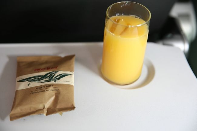 離陸後30分でサンドイッチの軽食が出たが、筆者はミックスナッツとオレンジジュースだけを貰い、サンドイッチはお断りした。
