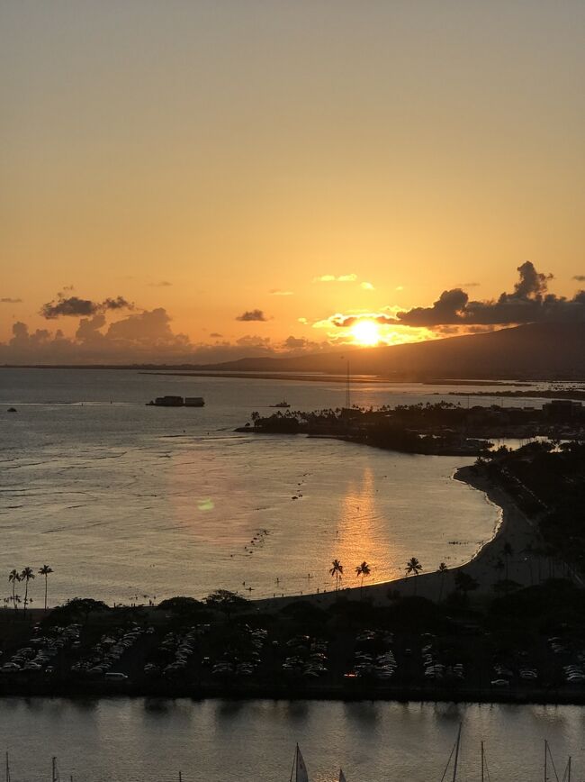 今年のゴールデンウィークは10連休。<br />旅行なんてとても高くて無理だと思っていました。<br />ましてやハワイなんて。<br />10連休決定した時に航空券メチャクチャ高騰したってニュース見たし。<br />ところが、3月中旬に友人が韓国に行くと聞き、航空券もそんなに高くないとの事で、ハワイ航空券を調べてみました。<br />思っていたよりも高くない。18万円位。30万円はすると思っていたから。<br />早速毎日スカイスキャナーとトラベルこで航空券チェック。<br />ハワイアン航空で124710円という価格が出てきました。安い!即予約しました。<br />これなら普通とたいして変わらないよね。<br />周りの人達からも、この価格を言うと驚かれました。<br /><br />