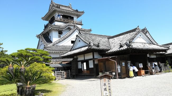 大阪以西の西日本で唯一訪れていなかった高知県に行く＆せっかくなら九州についでに行こうという意味の分からない旅行。四国では現存天守巡りを楽しみ、本場博多でラーメンを食べ、そして塩分も補給という豪華版。<br />いつも通り乗った列車などはこちらに。<br />6/2<br />大阪706→快速網干行→754舞子<br />高速舞子805→神姫高速バス→1125高知駅<br />高知駅前1140→MY遊バス→1230頃桂浜<br />桂浜1300→とさでん交通バス→1325頃桟橋通四丁目<br />桟橋通五丁目→高知駅前行→はりまや橋<br />はりまや橋→伊野行→大橋通<br />グランド通→鏡川橋行→蛍橋<br />蛍橋→文珠通行→旭<br />旭→文珠通行→宝永町<br />宝永町1557→領石通行→1609介良通<br />介良通1619頃→後免町行→1640頃後免町<br />後免1655→普通須崎行→1712高知<br />高知駅前→桟橋通五丁目行→はりまや橋<br />はりまや橋→鏡川橋行→上町一丁目<br />上町一丁目→後免町行→はりまや橋<br />高知1855→特急しまんと→2049中村<br />中村2054→普通宿毛行→2124宿毛<br />6/3<br />宿毛725→宇和島バス宇和島駅前行→918宇和島バスセンター<br />宇和島バスセンター→宇和島バス柿原行→宇和島<br />宇和島1042→特急宇和海12号松山行→1117八幡浜<br />八幡浜1150→普通伊予市行→1320伊予市<br />郡中港1329→松山市行→1353松山市<br />松山市駅前→道後温泉行→県庁前<br />本町六丁目1540→松山市駅前行→1554松山市駅前<br />松山市1606→横河原行→1616久米<br />久米1632→横河原行→1645田窪<br />田窪1700→横河原行→1706横河原<br />横河原1714→高浜行→1746大手町<br />大手町1748頃→松山市行循環→1813頃上一万<br />上一万1814頃→道後温泉行→1821道後温泉<br />道後温泉→松山駅前行→大街道<br />松山市→郡中港行→郡中港<br />伊予市2003→普通松山行→2021松山<br />大手町2033→高浜行→2051高浜<br />高浜2054→伊予鉄バス松山観光港行→2056松山観光港<br />松山観光港2155→500小倉<br />松山・小倉フェリー フェリーはやとも2<br />6/4<br />小倉544→普通下関行→558下関<br />下関600→普通岩国行→643宇部<br />宇部647→普通新山口行→654居能<br />居能708→普通小野田行→717雀田<br />雀田725→普通長門本山行→730長門本山<br />長門本山736→普通宇部新川行→742雀田<br />雀田745→普通小野田行→803小野田<br />小野田806→普通下関行→811厚狭<br />厚狭834→普通長門市行→937長門市<br />長門市955→普通下関行→1219下関<br />下関1312→普通小倉行→1326小倉<br />小倉1344→区間快速羽犬塚行→1351戸畑<br />戸畑渡場1411→若戸渡船→1414若松渡場<br />若松1457→普通直方行→1513折尾<br />折尾1519→特急ソニック34号博多行→1547博多<br />博多バスターミナル1601→西鉄バス福浜行→1621福祉センター前<br />平和台通り→西鉄バス→舞鶴一丁目<br />天神中央郵便局前1720→西鉄バス津屋崎行→1747和白<br />和白→西鉄バス天神三丁目行→天神三丁目<br />天神警固神社・三越前→西鉄バス→警固町<br />警固町→西鉄グランドホテル前<br />天神中央郵便局前→西鉄バス津屋崎行→蔵本<br />呉服町→西鉄バス博多BT行→博多バスターミナル<br />博多バスターミナル→西鉄バス福浜行→福祉センター前<br />6/5<br />博多埠頭720→福岡市営渡船→735西戸崎<br />西戸崎745→普通宇美行→808香椎<br />香椎811→普通鳥栖行→817箱崎<br />箱崎九大前→姪浜行→天神<br />天神852→急行筑紫行→910二日市<br />二日市920→普通太宰府行→926太宰府<br />太宰府953→普通西鉄小郡行→1021西鉄小郡<br />西鉄小郡1040→急行花畑行→1045宮の陣<br />宮の陣1050→普通甘木行→1131甘木<br />甘木1208頃(定刻1153)→基山行→1231頃(定刻1218)基山<br />基山1247→快速久留米行→1252鳥栖<br />鳥栖1258→特急みどり11号佐世保行→1316佐賀<br />佐賀1320→普通肥前鹿島行→1323鍋島<br />鍋島1343→普通唐津行→1446唐津<br />唐津1449→普通西唐津行→1452西唐津<br />西唐津1503→普通福岡空港行→1632天神<br />天神1707→福岡空港行→1712博多<br />博多1739→特急きらめき4号小倉行→小倉1829<br />小倉1835頃(定刻1840)→名門大洋フェリー連絡バス→新門司港1910頃(定刻1920)<br />新門司港2030→名門大洋フェリーフェリーきたきゅうしゅう→830大阪南港<br />フェリーターミナル→住之江公園行→住之江公園<br />住之江公園→中略→自宅930頃