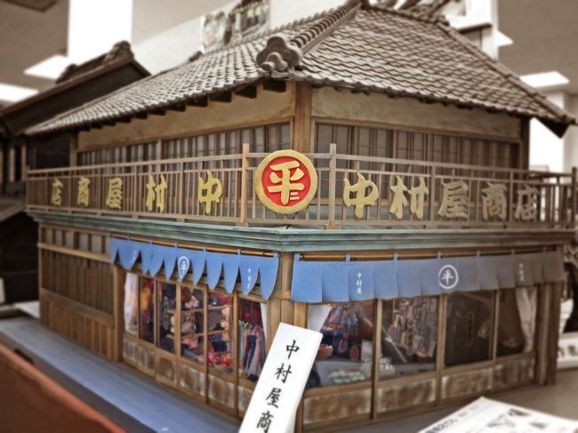 梅雨がやって来る前の初夏の女子旅は、1万株の薔薇を愛で、レトロな街並みが残る水郷・佐原へのお散歩旅。<br /><br />佐原は北総の小江戸と呼ばれ、東京(200年前は、お江戸)では遥か昔に失われてしまった江戸情緒を感じられる町並みが残る地域であり、関東三大小江戸(川越、栃木、佐原)の1つに数えられる町です。<br /><br />寛政12年創業のお醤油屋さんに、300年前に架けられた木製の橋、大正3年に建てられたルネサンス建築の煉瓦洋館など江戸時代から昭和初期にかけての歴史的建造物が水路に沿って立ち並ぶ風景は、ノスタルジー感が満載で、小江戸ロマンチカ。<br /><br />友人と二人、朝7時から歩いて・あるいて33000歩(約20km)。<br /><br />レトロな小江戸を満喫する女子旅:梅雨入り前のオトナ遠足20km -後編 旅行記です。 <br /><br />☆★☆梅雨入り前のオトナ遠足20km 旅行記 ★☆★<br />前篇:クレオパトラのパティオで女子力UP♪【京成バラ園】<br />https://4travel.jp/travelogue/11503099<br /><br />後編:小江戸ロマンチカ☆レトロな水郷そぞろ歩き【佐原】<br />https://4travel.jp/travelogue/11506619