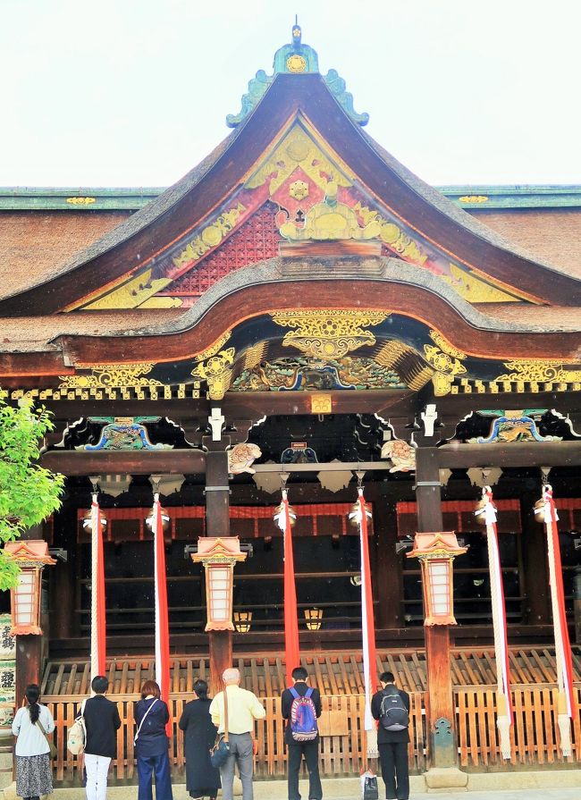 北野天満宮（きたのてんまんぐう）は、京都市上京区にある神社。現在は神社本庁の別表神社。神紋は「星梅鉢紋」。 <br />福岡県太宰府市の太宰府天満宮とともに天神信仰の中心で、当社から全国各地に勧請が行われている。近年は学問の神として多くの受験生らの信仰を集めている。 <br />（フリー百科事典『ウィキペディア（Wikipedia）』より引用）<br /><br />星欠け伝説の門､そして豊臣家ゆかりの社殿。 <br /> 中門とも呼ばれる三光門は、慶長12年（1607年）に豊臣秀頼が建立したと伝えられる重要文化財です。<br /> 後西天皇が書いた「天満宮」の額が掲げられ、さらに天井には日と月と星の3つの光が彫刻として彫られていることから、この名が付いたとされています。一説では、三光門の光の彫刻に星はないともいわれています。これは平安時代に天皇が大内裏（宮殿）から、その北方にある北野天満宮を拝んだ際、この三光門の真上に北極星が瞬いていたため、星を刻まなかったのだと伝えられています。 <br /> 三光門から中庭を抜けて奥へ進むと、拝殿や本殿などから成る社殿、菅原道真公をお祀りする建物があらわれます。なかでも、本殿は慶長12年（1607年）に父・秀吉の遺志を受け継ぎ、豊臣秀頼が造営したといわれる建物で、約500坪に及ぶ桧皮葺屋根をいただき、その威容は絢爛豪華な桃山文化を造営当時のまま今に伝える国宝です。 <br /> https://micro.rohm.com/jp/rohm-saijiki/kitanotenmangu/02_closeup/closeup02.html　より引用<br /><br />    <br />北野天満宮　については・・<br />http://www.kitanotenmangu.or.jp/<br />http://www.kitanotenmangu.or.jp/sp/about_history.php