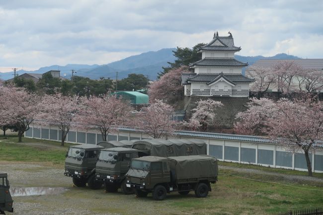 今回の新潟県での目的地は新発田と月岡温泉です。<br /><br />新発田にある鮨屋の評判を聞きつけて早くから予約を入れてありました。そしてこれも評判の高い月岡温泉、なにしろ国内随一の成分含有量を誇る硫黄泉だというのですから見逃す訳にはいきません。<br /><br />お天気は相変わらず、どんよりとした状態ですがちょうど桜も見頃、充実した滞在になりました。