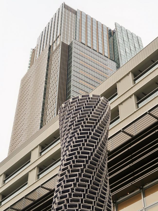 <写真歴史博物館> ~ 170年を越える写真の変遷を中心とした展示 ~<br />貴重なアンティークカメラやフジフイルムの歴代カメラの展示に加え、歴史的に価値のある写真を展示する企画展も定期的に開催しております。写真の文化、カメラの歴史的進化をご覧いただける希少価値の高い博物館です。170年を越える写真文化の変遷をぜひお楽しみください。<br />http://fujifilmsquare.jp/detail/19060104.html より引用<br /><br />写真歴史博物館 については・・<br />http://fujifilmsquare.jp/guide/museum.html<br />http://fujifilmsquare.jp/<br />http://fujifilmsquare.jp/?_ga=2.66000038.985085699.1560839206-421971220.1560839206<br /><br /><br />東京ミッドタウン(英: Tokyo Midtown)は、東京・赤坂にある大規模複合施設である。防衛庁本庁檜町庁舎跡地の再開発事業として、2007年(平成19年)3月30日に開業した。<br />東京ミッドタウンは、オフィスやホテル、さまざまなショップおよびレストラン、美術館、レジデンス、医療機関、公園・緑地など、多様な施設から構成されている。最も大きな構造物であるミッドタウン・タワーは、地下5階・地上54階・高さ248.1mであり、それまでの東京都庁舎第一庁舎に代わり、東京都内で最高層のビルとなった。<br />また、隣接する港区立檜町公園と合わせ4ヘクタールの緑地帯を確保しており、桜並木も移設された。近年の他の再開発プロジェクトに比べて、敷地面積内に占める緑地帯の割合が大きいのが特色である。<br />(フリー百科事典『ウィキペディア(Wikipedia)』より引用)<br /><br />東京ミッドタウン については・・<br />https://www.tokyo-midtown.com/jp/