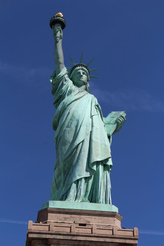 NY2日目は<br />HISのオプショアルツアーに参加!<br /><br />◆NY市内観光78㌦⇒サマーセールで66㌦<br />【車窓】タイムズスクエア/コリアンタウン/チャイナタウン/ウォール街/<br />【下車】ワシントン広場/自由の女神/グラウンドゼロ/チェルシーマーケット(各自昼食)へ<br /><br />7時45分にヒルトンホテルに集合<br />14時頃グランドセントラル駅で解散<br /><br />ガイドさんの説明が上手で楽しい時間を過ごせました!<br /><br />その後<br />ルーズベルト・アイランド・トラムへ<br /><br />◆夜は三大夜景82㌦<br />ダンボ→ブルックリンハイツ→トップオブザロック<br /><br />19時50分ヒルトンホテル集合<br />23時30分ヒルトンホテル着<br /><br />夜景は天気が心配でしたが快晴でよかった~!<br /><br /><br />2日目はオプショナルツアーでNY満喫編でした!<br />