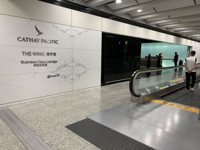 大きい個室風呂で有名な香港国際空港にあるキャセイパシフィック航空のTHE WING FIRST LOUNGEを体験してきました<br />営業時間：毎日午前5:30から最終出発便まで<br />場所：7階ターミナル1の1から4番ゲート付近<br />入室条件：ファーストクラス利用者、ワンワールドエメラルド