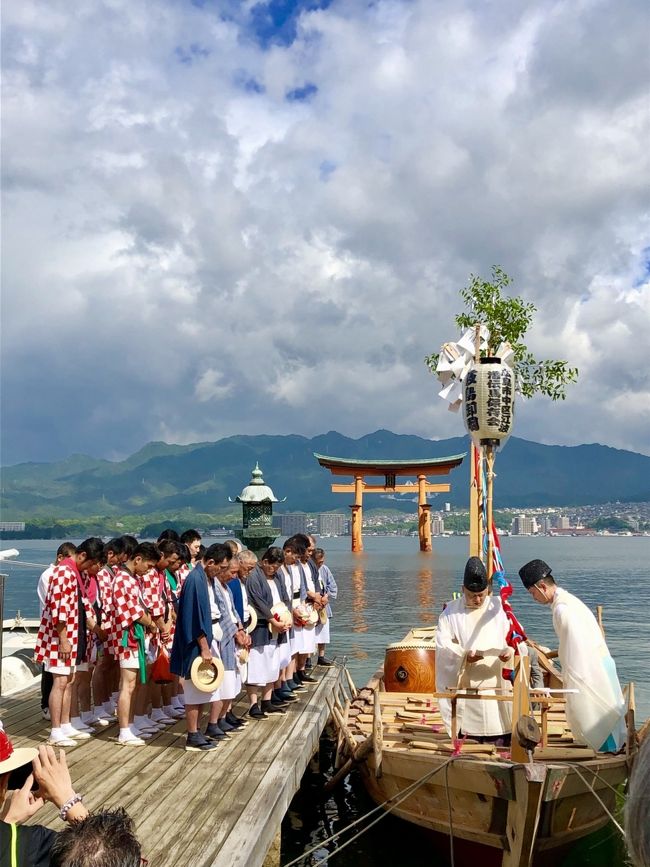 マイル消化も兼ねて、夫が長年ず~っと行きたがっていた宮島へ行こうということになりました。<br /><br />仕事で呉に行ったことがあるだけで、広島観光はしたことがない私たち夫婦。<br />広島市について調べていると、滞在中に都合よくマツダzoom zoomスタジアムの見学ツアーがあるこが分かり、大のカープファンの夫(広島には縁もゆかりもないのですが)は大喜び(笑)<br />今回の旅行は、宮島とスタジアム見学ツアーの2本立てメインとなったので、ホテルはスタジアムに近く宮島への交通の便が良い広島駅付近で、且つユニットバスではない部屋ということでシェラトン広島の一択でした。<br />平和記念公園や広島城などが徒歩圏内の袋町付近のホテルも探したのですが、広島のホテルは古い造りが多く、スイートでもない限りユニットバスがほとんどでした。<br />一方広島駅のシェラトンはどの部屋もユニットバスではないという点がポイント高いです。<br />広島では、私も夫も気になるものを食べまくったので、東京に戻ってきたときには体が重くなっていました・・・<br /><br />