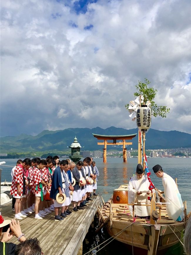 マイル消化も兼ねて、夫が長年ず～っと行きたがっていた宮島へ行こうということになりました。<br /><br />仕事で呉に行ったことがあるだけで、広島観光はしたことがない私たち夫婦。<br />広島市について調べていると、滞在中に都合よくマツダzoom zoomスタジアムの見学ツアーがあるこが分かり、大のカープファンの夫（広島には縁もゆかりもないのですが）は大喜び（笑）<br />今回の旅行は、宮島とスタジアム見学ツアーの2本立てメインとなったので、ホテルはスタジアムに近く宮島への交通の便が良い広島駅付近で、且つユニットバスではない部屋ということでシェラトン広島の一択でした。<br />平和記念公園や広島城などが徒歩圏内の袋町付近のホテルも探したのですが、広島のホテルは古い造りが多く、スイートでもない限りユニットバスがほとんどでした。<br />一方広島駅のシェラトンはどの部屋もユニットバスではないという点がポイント高いです。<br />広島では、私も夫も気になるものを食べまくったので、東京に戻ってきたときには体が重くなっていました・・・<br /><br />