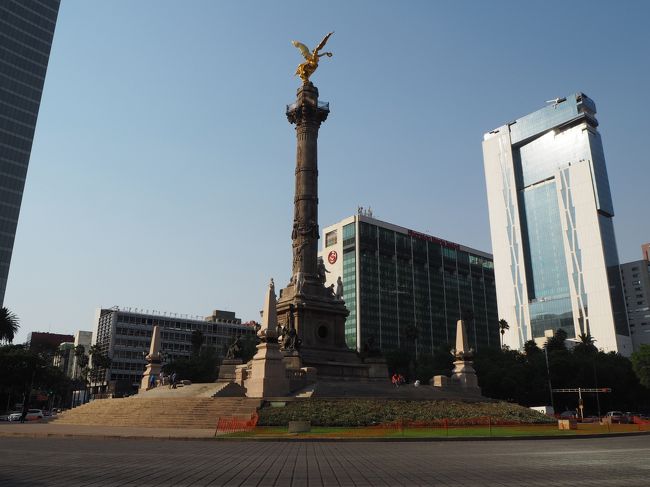 メキシコ中部への旅行での基点となったメキシコシティです。定番のソカロ広場や銀の道やソナロサを歩いています。