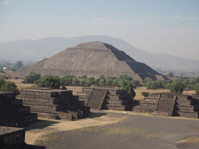 メキシコシティ郊外にあるテオティワカンです。紀元前２世紀に築かれた宗教都市で、巨大ピラミッドが築かれた都市です。８世紀には文明は消失しています。まだ解明されてないことも多いようですが、宮殿の遺跡跡やピラミッドの巨大さに感動です。
