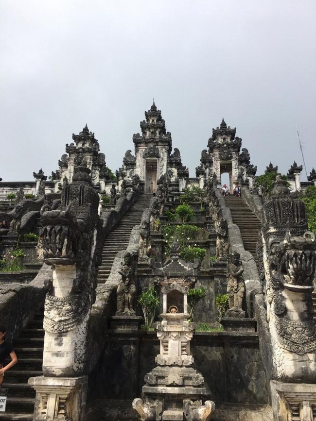 先日、お客様とツアーでルンプヤン寺院へ行って来ました。<br /><br />「天空の寺院」と呼ばれる寺院で、パワースポットとして知られています。 <br />白い姿の寺院は他の寺院とは異なった雰囲気をかもしだしています。 <br /><br />病気や災難などが起こった時、この寺院で祈りを捧げると浄化されると信じられています。 <br /><br />山の高い位置にあるので、寺院からアグン山や地上を見渡す絶景も素晴らしいです。<br /><br />この日は綺麗なアグン山を見る事が出来ました。<br />先日行った時は見れなかったので、良かったです