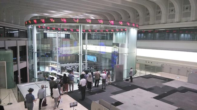 中央区の区民カレッジ、わが町を知ろうシリーズ:<br />今回は東京証券取引所です。<br />TVで見慣れた光景が生で見られ歴史や役割、資料館の説明もしていただきました。<br /><br />江戸時代からのコメ相場、明治維新からは生糸。<br />1878年東京証券取引所は渋沢栄一が西では大阪証券取引所を<br />五代友厚が創設し今では年間600兆物取引があるのだそうです。<br /><br />一般の方も見学でき又グループでも見学できます。この日は高校生など10組ほどの方達が来場したとか。<br />東京証券取引所に入ったのは初めてですがお勉強させていただき、お土産までいただきました。<br /><br />兜町周辺には銀行発祥の地、第一国立銀行跡、現みずほ銀行。<br />兜神社、鎧橋、海運橋石柱、などあります。<br />日本橋駅や茅場町駅から5分ほどのところにある東京証券取引所。<br />見学受付は西口。<br />