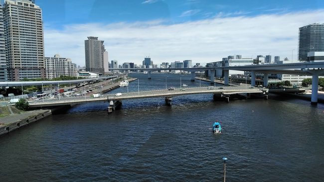 梅雨入りしているこの時期に、昔では想像できない、大胆な行程のツアーが目を引いたので参加してみた。大満足！！！晴天のお陰だ！　　<br /><br />一泊二日で山口宇部空港と羽田空港を往復し、その間、まず、皇居二重橋前を見物し、次に、軽井沢に移動。旧軽井沢を１００分くらい散策した。勿論、かつて皇太子と美智子さまがテニスの出会いとなった場所も見物。次に、人の手が大幅に加わった庭園内のような白糸の滝を見て、北軽井沢にある浅間山を近くに見上げるホテル・グリーンプラザ軽井沢に到着し、一泊。温泉付き。<br /><br />翌朝、７時４０分にホテルを出発し、かなりの長時間、南に下り、JR一という１３４５ｍの高地にある野辺山駅から、一駅だけ列車に乗り、清里駅で下車。再び、観光バスに乗り、清泉寮で、周囲、山だらけの景色を見物。富士山もかすかに見えたし、この周辺は、北アルプス、中央アルプス、南アルプス、さらには群馬側の連山がバスで移動する途中、あれこれ見えた。<br /><br />その後は、ひたすら富士山を目指して移動。甲府までは快適にバスは移動した。その後は、一般道路で、まずは、ツアーだから仕方ないが、中国、台湾でもあるような、宝石パワーを誇示する「なるさわ鉱石ミュージアム」なる場所に入館。途中で飛び出て、富士山の写真を撮る。再びバスに乗り、長い長い樹海を走り抜け、２３００ｍの富士山五合目を再訪。なんと、観光用の建築物がたくさん増えており、外国人だらけ。それでも、頂上がよく見えたので満足！！！<br /><br />その後は、ひたすら羽田空港に向かって、バスで移動。ただ、スピードが８０ｋｍを越えない、ゆっくりスピードの自動車道(中央道）がほとんどだったので、少々退屈したが、それでも、晴天に恵まれて、面白いコースを一気に走り抜けられ、完全に満足したツアーだった！因みに、同じ添乗員さんがその二日前に同じコースに添乗した時は、雨ばかりで、山は一切見えなかったそうだ！私はまだ、一度も宝くじの類を買ったことがないが、先週は買うべきだったのか？<br /><br />行きのフライトでの写真と、到着後の東京の景色を、いつも見る電車からの景色ではなく、バスからの景色を撮影。<br /><br />（それに、もう一点、今回、いつも使用するCanonのデジカメを自宅に忘れてきた！スマホですべて撮影。Kyocera製)　　<br /><br />