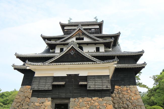 趣味の一つ"城巡り"。<br />「日本100名城」を攻略中…だったのですが、気付いたらなんと2年半も休活。久しぶりです。<br /><br />たまたま米子で用事があったので、その前から乗り込んで松江城と月山富田城に行ってみました。<br /><br />旅費は、ANA旅作で羽田-米子間の往復航空便と米子1泊で40,500円!<br />しかも、宿泊プランは朝食付き+1,000マイル+ANA FESTA1,000円券付き!<br />片道運賃が約3万円の路線ですから、単純往復よりホテル付のほうが2万円も安いうえにマイルも多く貯まるというオトクさです。<br /><br />ちなみに、月山富田城は舐めてかかると大変です…