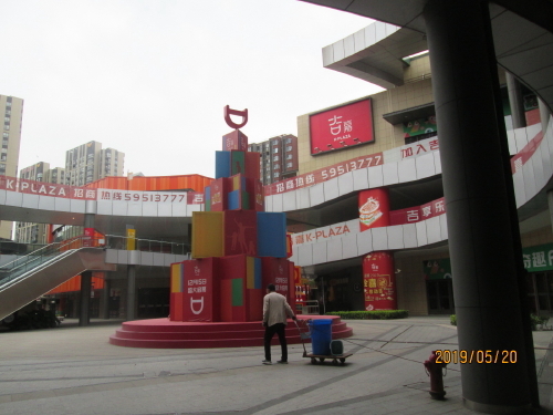 地下鉄11号線馬陸駅直結の吉嘉ーＰＬＡＺＡ・モールが開店いたしました。本館１階から４階までと、屋外モール、高層ビルを持つ複合モールです。最近上海市内には大型モールが続々開店しています。急激なモールの増加にテナントが追いつきません。本館も屋外モールもテナントが半分も入居しておりません。これではせっかく入居したテナントも出て行ってしまいます。ここ馬陸駅周辺には住宅が有りません。駅から離れた場所に嘉定大融城と言う大きなモールがあります。<br />