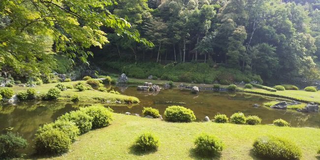 広島から山口に入り、まずは湯田温泉で温泉に浸かる。<br />温泉の森で入浴しビールを一杯。<br /><br />その後、温泉街にある行きつけの「圭介」へ。<br />気軽な居酒屋で和食を堪能。<br />翌日は実に久しぶりに山口観光へ。<br /><br />久しぶりに雪舟庭へ。<br />常栄寺にあるキレイで落ち着く庭。<br />心が洗われるとはこのこと。<br />その後、護国神社に参拝してからランチ。<br /><br />山口市大内にある「炉舎」で久しぶりにステーキ。<br />肉を食べて疲れも回復！