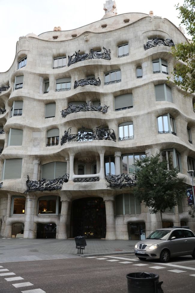 カサ・ミラは、バルセロナのグラシア通り (Passeig de Gr&amp;agrave;cia) に面している。ガウディが54歳の時に設計し、1906年から1910年にかけて実業家のペレ・ミラとその妻ルゼー・セギモンの邸宅として建設され、1984年にユネスコの世界遺産に登録された。<br /><br />カサ・ミラは直線部分をまったくもたない建造物になっていて、壮麗で非常に印象的な建物である。あたかも砂丘か溶岩の波のような雰囲気をもっており、一般的な現代建築の様式とは、隔絶した建築となっている。外観の波打つ曲線は地中海をイメージして作られた。一つ一つ異なるバルコニーは、鉄という素材を使いながら、まるで波に漂う海藻のような、柔らかな造形を生み出している。内側は天井も壁もどこもかしこも波打ち、まるで海底にいるような奥深さに包まれる。屋上には、独特の加工をされた煙突や階段室が立ち並び、月面か夢の中の風景にもたとえられる。<br /><br />この建築物は通常の建築物というよりむしろ彫刻であると見做すことができる。実用性に欠けるという批判もあるが、圧倒的な芸術性を持つことは否定できない。皮肉にも建設当時のバルセロナ市民はカサ・ミラを醜悪な建物と考え、「石切場（ラ・ペドレラ）」というニックネームをつけたが、今日ではバルセロナを代表する歴史的建造物となっている。<br /><br />現在内部はガウディ建築に関する博物館になっており、9.5ユーロを支払うことで内部の住居部分や屋上も見学することができる。<br /><br />家賃は建設当時1500ペセタと、一般職人の月給の約10倍であったためと見た目の評判の悪さから、なかなか借り手が見つからなかった。そのため、「3世代に渡って値上げなし」という契約条件があるため、ほとんど値上げされていないため、現在でも家賃は約15万円である。広さは約300㎡で全8室あり、現在でも4世帯が居住している。<br /><br />以上はウイキペデイアから引用改変した。