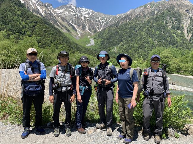 新緑の上高地へ一泊二日で友人6人と出かけました。<br /><br />一日目<br /><br />沢渡のバスターミナル隣接駐車場へ車を止めるとタクシーの運転手さんが4人乗るとバスより安いですよ!との声掛けで上高地へ行かれるご夫婦と乗り合わせし8名2台でトレッキング出発地点、大正池まで一人750円(バスは1250円)で到着。<br /><br />曇り空でしたが柔らかい光で新緑の優しい緑の中大正池、河童橋、明神、徳沢へとカメラ片手に6人ワイワイと楽しい歩きになりました。途中小雨が降り出しましたがレインウエアーを出すまでもなく傘をさして徳澤園に到着。<br /><br />小説に出てくる宿徳澤園は宿泊部屋の改装も終わりトレッカーのプライバシーが程よく守られる就寝スペースになっていました。もちろん夕食は国産牛のステーキと地物野菜を使った料理5品がとてもおいしかったです。<br />お風呂につかり歩き疲れた体にはoldな山荘の宿泊ははとても良い癒しになりました。