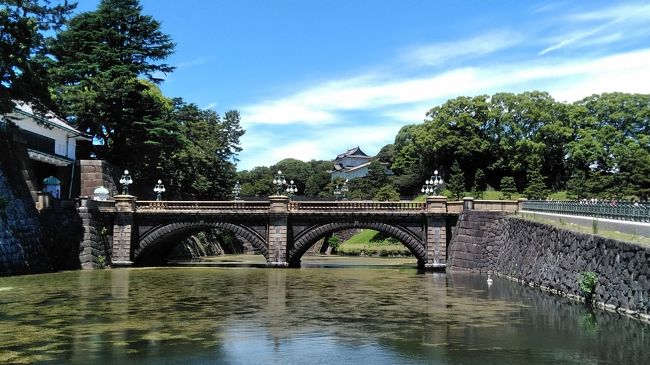 一泊二日で山口宇部空港から羽田空港に移動し、まず、皇居二重橋前を見物する。観光バスで皇居前に到着すると、今まで通ったことのない場所におろされた。楠木正成像の周囲が観光バス停車場だ。この正成像が、ここにあるとは知らなかった。皇居前は、普通、東京駅から歩いていくか、地下鉄で東京駅や大手門駅からアプローチするかで、この正成像と出くわしたことは記憶にない。しかも光雲の作だそうだ！　　<br /><br />ここから観光バスに乗って、次の目的地は旧軽井沢まで一気に行くという行程だったのだが、なんと、皇居前見物の後、高速に乗ったところ、事故のせいで、いつ回復するか不明とのこと。バスの運転手さんの判断で、一般道路に降りて、目白通りなどを巧みにすり抜けて、練馬インターまで、なんとかたどり着いた。東京の真ん中を予定にない一般道路を通り抜ける景色は、まったく新鮮であった！普通東京に行くと、地下鉄か電車かで移動するので、一般道路はあまり利用しない。王子から早稲田のほうに行く都電と、出会ったりした！練馬インターの後は関越自動車道を通過し、高崎の手前で上信越自動車道に入り、浅間山の見える軽井沢に到達した。新幹線なら、東京から軽井沢を通過する経験は何度かあるが、自動車道は初めてだと思う。愉快だった。それに、このツアーは早く申し込んだからか、最前列の席だったので、車窓の景色も堪能した。好天気で、文句のないツアーだった。<br /><br />写真はいつも使うキャノンのデジカメを家に忘れたので、スマホだけの写真となったが、色乗りは、こちらの方がいいかもしれない。ただ、高倍率のズームレンズが使用できないのはつらかった。ホテル到着まで充電できなかったのもつらかった。　　<br /><br /><br /><br />