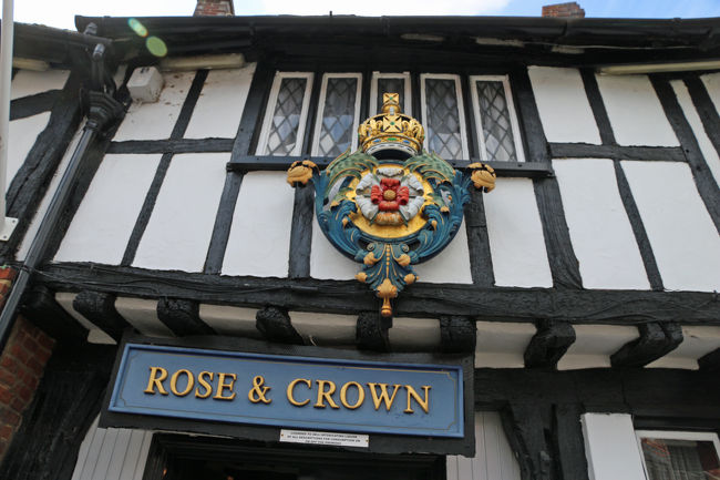 奇石とレーシングカー / Rose & Crown Hotel　UK2019