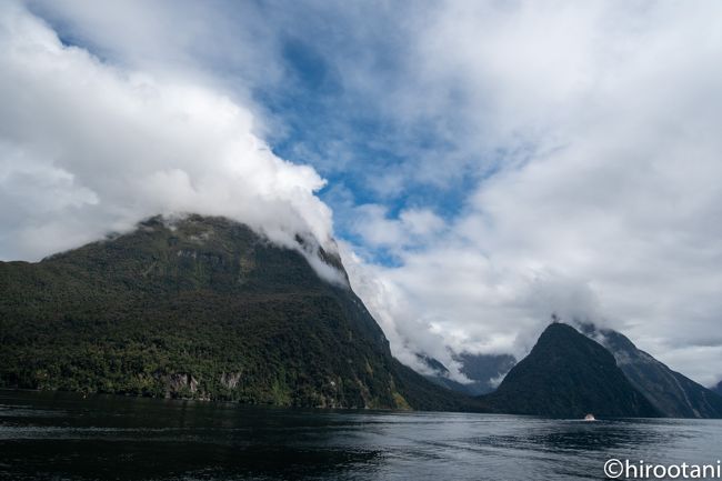 3月に還暦と定年を迎え、その記念にNZの南島へ、長年支えてくれた家内と旅に出かけました。定年とはいえ、そのまま再雇用ですので、これまでと変わりませんが、区切りをつけようと思いました。<br />今回もツアーではなく、レンタカーで南島の主要な見所を周り、トレッキング・クルーズ等を楽しみました。日程は、以下の通りです。<br /><br />3/16(土）中部国際空港　ー成田　NZ９０便<br />3/17(日）AKL　ー　Queenstown、　レンタカーでTe Anauへ移動。夜、ツチボタル洞窟見学, Te Anau泊<br />3/18(月) Milford Soundクルーズ、Te Anau泊<br />3/19(火）Doubtful Soundクルーズ、Queenstown<br />3/20(水）Lake Tekapo<br />3/21(木）Mt. Cook<br />3/22(金）Christchurch<br />3/23(土）Christchurch - Aukland - 成田へ<br /><br />2日目は、旅のハイライトの一つ、ミルフォードサウンドクルーズ。本当は、ミルフォードトラックのトレッキングをしたかったのですが、さすがに時間がかかり過ぎるので今回の旅では断念。天気がイマイチだったのが残念です。<br /><br />折角のハイライトですが、天気に恵まれませんでした。写真でよく見るマイターピークの全容をクルーズの最後まで見ることができなかったのが、心残りでした。<br />