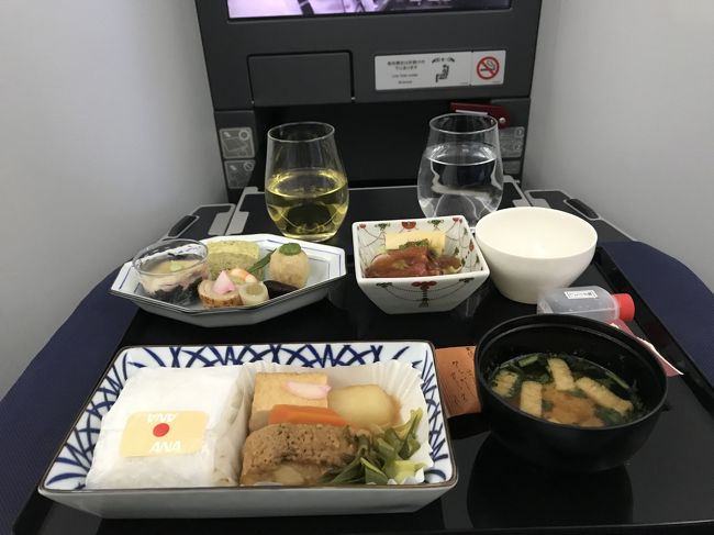 GWにメルボルンに行ってきました。<br />復路はロイヤルブルネイ航空のメルボルン→成田の片道チケットが激安で入手できたため、何とかメルボルンまで行く方法を考えました。GWということもありLCCを乗り継いでも日本を出るフライトがかなり高いです。そんな中特典航空券は絶対無理だろうと思ってみてみると、ユナイテッド航空の特典で成田→プノンペン→バンコク→メルボルンというフライトが出てきました。しかもビジネスクラス!<br />GWに特典航空券で旅行なんて本当にお得です。<br /><br />かなり回り道ルートですが、飛行機に乗るのが楽しみな自分にとってはかえって好都合!<br />まずはプノンペンまでのANAビジネスクラスのフライトの様子を書こうと思います。