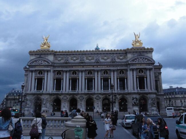 初めてのフランスは、先ず北部!と、計画を練り、真夏のフランスへ!<br />フランス、そしてパリが日本人にダントツ人気というのも納得できるなぁ!<br />と思える驚きの多い旅になりました。<br /><br /> === 全日程 ===<br />2011年<br />◆8/5(金)<br /> 10:55 関空発 フィンランド航空<br /> ↓<br /> 15:10 ヘルシンキ バンター空港着<br /> 16:05 ヘルシンキ バンター空港発<br /> ↓<br /> 18:10 パリ シャルルドゴール空港着<br /><br />◇8/6(土)<br /> 《 パリ街歩き① 》<br /> シャンゼリゼ→コンコルド→バスティーユ→マレ地区<br /><br />◇8/7(日)、8 (月)<br /> 《 ロワール地方→モンサンミシェル→オンフルール バスツアー 》 <br /><br />◇8/9(火)<br /> 《 ヴェルサイユとパリ街歩き② 》<br /> ヴェルサイユ宮殿と庭園→パリ オペラ地区<br /><br />◇8/10(水)<br /> 《 パリ街歩き③ 》<br /> エッフェル塔→パシー地区→モンマルトルの丘→ルーブル美術館<br /><br />◇8/11(木)<br /> 《 パリ街歩き④ 》<br /> シテ島→パンテオン→サンジェルマン・デ・プレ→オルセー美術館→リュクサンブール公園→ムーランルージュ<br /><br />◇8/12(金)<br /> 12:20 パリ シャルルドゴール空港発 <br /> ↓<br /> 16:15 ヘルシンキ バンター空港着<br /> 17:20 ヘルシンキ バンター空港発<br /> ↓<br />◇8/13(土)<br /> 8:55 関空着<br />