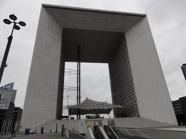 初めてのフランスは、先ず北部!と、計画を練り、真夏のフランスへ!<br />フランス、そしてパリが日本人にダントツ人気というのも納得できるなぁ!<br />と思える驚きの多い旅になりました。<br /><br /> === 全日程 ===<br />2011年<br />◇8/5(金)<br /> 10:55 関空発 フィンランド航空<br /> ↓<br /> 15:10 ヘルシンキ バンター空港着<br /> 16:05 ヘルシンキ バンター空港発<br /> ↓<br /> 18:10 パリ シャルルドゴール空港着<br /><br />◆8/6(土) →今ここ<br /> 《 パリ街歩き① 》<br /> 副都心→シャンゼリゼ→コンコルド→マレ地区→バスティーユ<br /><br />◇8/7(日)、8(月)<br /> 《 ロワール・ノルマンディー地方 2日間バスツアー 》<br />シャルトル大聖堂→ロワール古城巡り→モンサンミシェル泊→オンフルール <br />◇8/9(火)<br /> 《 ヴェルサイユ宮殿とパリ街歩き② 》<br /> ヴェルサイユ宮殿と庭園→パリ オペラ地区<br /><br />◇8/10(水)<br /> 《 パリ街歩き③ 》<br /> エッフェル塔→パシー地区→モンマルトルの丘→ルーブル美術館<br /><br />◇8/11(木)<br /> 《 パリ街歩き④ 》<br /> シテ島→パンテオン→リュクサンブール公園→サンジェルマン・デ・プレ→オルセー美術館→セーヌ川クルーズ→ムーランルージュ<br /><br />◇8/12(金)<br /> 12:20 パリ シャルルドゴール空港発 <br /> ↓<br /> 16:15 ヘルシンキ バンター空港着<br /> 17:20 ヘルシンキ バンター空港発<br /> ↓<br />◇8/13(土)<br /> 8:55 関空着<br />