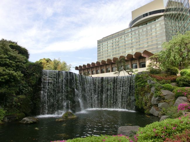 ＧＷ真っ只中（近場ではありますが）前からちょと気になっていた、ホテルニューオータニの日本庭園へと行ってきました。<br />