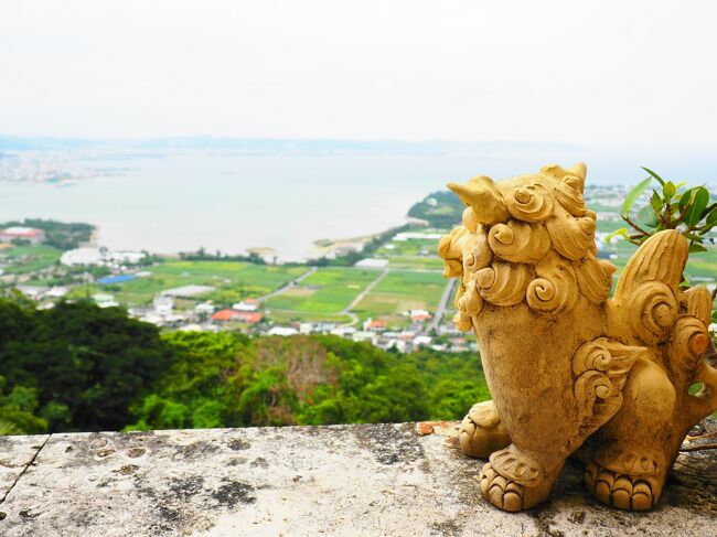 ３月の沖縄旅行で購入した「おきなわいちば」。～泊まってみたいリノベの宿～で紹介されていた『ゲストハウスKALA』に一目惚れ(*ﾟｰﾟ*)ポッ<br />ぜひ泊まってみたい！そして沖縄のカフェで静かに過ごしたい。前回の沖縄家族旅行は賑やかでカフェに行ってものんびり出来なかったからリベンジも兼ねてひとりで沖縄に行く事にヽ(^。^)ノ<br />今回の目的は「ゲストハウスKALAに宿泊する事」「お初のカフェに行くこと」なので、梅雨の時期でも関係ないね(*￣0￣)/ ｵｩｯ!!という訳で梅雨明け前の沖縄に出発です。そう言いつつもやはり出発前に気になるのは沖縄の天気。３月同様、今回も滞在の４日間ずっと雨の予報（；へ：）そして１年振りのひとり旅。前回は１泊２日だったけど今回は３泊４日。４日間もひとりで楽しめるのかな？<br />★注意★沖縄ならではの青い海、青い空は登場しません。そしてひとり旅なので、淡々とカフェに行き食べて、カフェに行きお茶して、飲み屋行きひとり呑みの繰り返し、これと言った盛り上がりの無い旅行記になりますので、あしからずご了承ください(ToT)ゞ ｽﾝﾏｾﾝ<br />