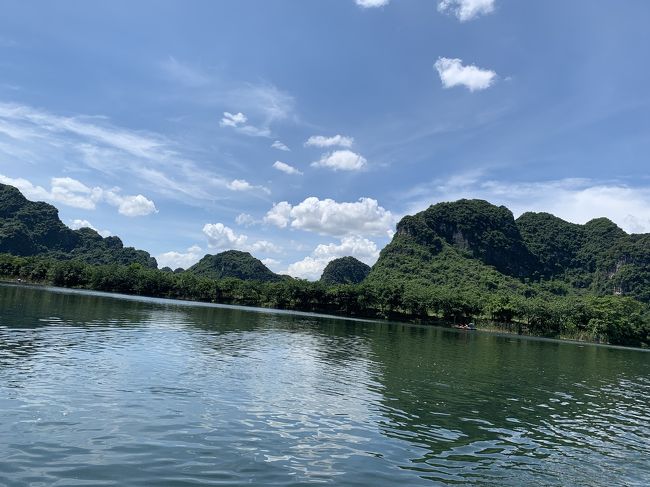 香港旅行のはずが…ハノイがメインに…<br />ハノイ4泊と香港2泊の旅行記珍道中です!<br />お天気にも恵まれて、行きたいとこをほとんど行ける♡<br />というラッキーな旅でした…<br />予想以上に暑くて毎日汗だくになりました…<br />4日目のチャンアンは特に過酷でした…(;_;)<br />(噂には聞いていて、それでもまだ大丈夫なのを選んだ)<br /><br />《ベトナムで体験したいこと》<br />☆世界遺産の『ハロン湾』に行きたい!<br />☆人生未体験の『フォー』を食したい!<br />☆『エッグコーヒー』飲みたい!<br />☆『蓮の花』をみたい!<br />☆エステ…できればネイルもした~い!<br />☆『水上人形劇』みたい!<br /><br />なんと!滞在3日ですべてクリア~!