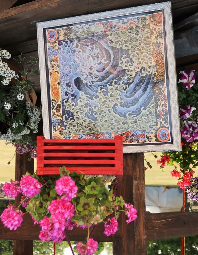 【庭園出展紹介】県内自治体の魅力を緑で表現！<br />『信州の花模様』<br />県内市町村による地域の名物や特徴を紹介する花壇や小庭のほか、リンゴやモモの木で彩ったコンテナを展示します。<br />１ 須坂市 「信州蔵の町須坂」四季を味わう <br />２ 小諸市 花と歴史と坂のまち・小諸 <br />３ 伊那市 パノラマ伊那市 <br />４ 飯山市 「雪と寺の町　小京都いいやま」 <br />５ 東御市 「湯の丸からセンターポールに日の丸を！」～標高差1,500mが生み出す魅力とは？～ <br />６ 茅野市 ここにしかない景色がある。 <br />７ 辰野町 ～NHK番組「チコちゃんに叱られる」で認定！～ど真ん中たつの <br />８ 佐久市 澄わたる佐久の天空へようこそ！ <br />９ 駒ケ根市 中央アルプス千畳敷カールの花畑～標高2,600m 雲上の花畑を再現～ <br />１０ 小布施町 北斎花俥～花と人の想いをのせて～ <br />１１ 小谷村 ～緑と雪と温泉のふるさと～信州おたり <br />１２ 岡谷市 人結び　夢と希望を紡ぐたく　しいまち岡谷 <br />１３ 千曲市 絶景と温泉、花と歴史の街 <br />１４ 山ノ内町 「人と自然が共生する町」山ノ内町<br /><br />『信州花壇』<br />森の中の開けたエリアに、県内の４つの自治体が花や緑と造園技能を駆使して、地域の歴史・文化を表現します。<br />出展自治体<br />１ 南信州広域連合<br />（飯田市・高森町・松川町・阿南町・阿智村・売木村・大鹿村・下條村・喬木村・天龍村・豊丘村・根羽村・平谷村・泰阜村）<br /> 南アルプスとリニア中央新幹線 <br />２ 諏訪市 諏訪の夏 <br />３ 上田市 『上田って、意外とカラフル！』 <br />４ 長野市 伝統と未来の調和 <br />https://shinshu-hanafesta2019.jp/news/5141.html　より引用<br /><br />第36 回全国都市緑化信州フェア <br />愛称　信州花フェスタ2019　～北アルプスの贈りもの～ <br />開催テーマ　北アルプスの麓から広がる　花と緑に包まれた　しあわせ暮らし <br />開催期間　平成31年(2019年)4月25日（木曜日）～6月16日（日曜日）　53日間<br />メイン会場 長野県松本平広域公園(信州スカイパーク)<br />https://shinshu-hanafesta2019.jp/about　より引用<br /><br />第36回全国都市緑化信州フェア「信州花フェスタ2019 ～北アルプスの贈りもの～」は、6月16日をもって閉幕いたしました。<br />2019年4月25日から6月16日の53日間、想定来場者数50万人を大きく上回る70万人を超える大変多くの皆様にお越しいただきました。<br /><br />信州花フェスタ2019　については・・<br />https://shinshu-hanafesta2019.jp/<br /><br />フェスティバル（festival,）・フェスタ（festa,）、フェス（fes）は、英語などで（宗教的な）祭礼・祭典・祝祭や祝祭日のこと。 転じて、世俗的な催事のこと。<br />（フリー百科事典『ウィキペディア（Wikipedia）』より引用）<br />