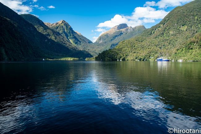 3月に還暦と定年を迎え、その記念にNZの南島へ、長年支えてくれた家内と旅に出かけました。定年とはいえ、そのまま再雇用ですので、これまでと変わりませんが、区切りをつけようと思いました。<br />今回もツアーではなく、レンタカーで南島の主要な見所を周り、トレッキング・クルーズ等を楽しみました。日程は、以下の通りです。<br /><br />3/16(土）中部国際空港　ー成田　NZ９０便<br />3/17(日）AKL　ー　Queenstown、　レンタカーでTe Anauへ移動。夜、ツチボタル洞窟見学, Te Anau泊<br />3/18(月) Milford Soundクルーズ、Te Anau泊<br />3/19(火）Doubtful Soundクルーズ、Queenstown<br />3/20(水）Lake Tekapo<br />3/21(木）Mt. Cook<br />3/22(金）Christchurch<br />3/23(土）Christchurch - Aukland - 成田へ<br /><br />ニュージーランド3日目は、ダウトフルサウンドクルーズに出かけました。もともとは、クイーンズタウンへの移動と観光だけを考えていたました。翌日が晴天との天気予報を見て、前日のミルフォードサウンドの天気のリベンジのつもりで、前夜に急遽、リアル・ジャーニーズのツアーに申し込みました。<br /><br />結果は、大正解。素晴らしい天気のもと、絶景を楽しむことができました。<br /><br />ダウトフルサウンドは、1770年にこの入り江を見つけたキャプテン・クックが、ここに入り込んだら再び出られるかは「疑わしい」として、地図に<br />Doubtful Harbourと書き込んだのが由来と言います。<br /><br />