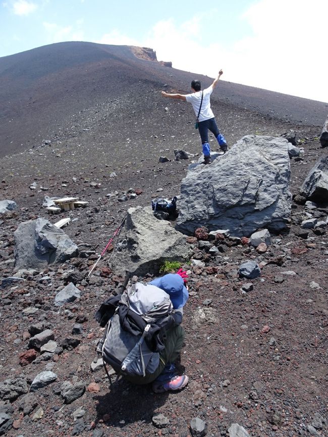 9月からインドのラダックへ行きます。<br />その前に高山というものを少しは体験しておきたいなと思っていたら、山の先輩に日帰りでちょっと行きましょうと誘って頂き、行って参りました。<br />梅雨時にもかかわらず、一番心配された雷にすら逢わずに無事に楽しんで来れました。<br />下界と違ってやはりだいぶ寒く感じましたが、それより空気の薄さで登りは思った以上にきつかったです。<br />３０００mにも達しないところでこんな調子では、ちょっと先が思いやられますが、良い体験ができました。<br />同行下さった先輩方に感謝です。