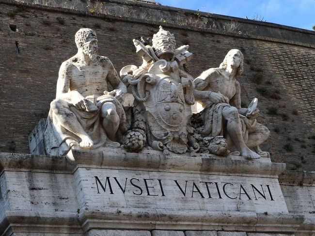 ローマ3日目<br />本日のメインはバチカン美術館とサンピエトロ寺院。バチカン美術館は予約済み。<br />朝一にも関わらず、バチカン美術館の壁沿いに長蛇の列。予約済みなのですいすいと入場。<br />