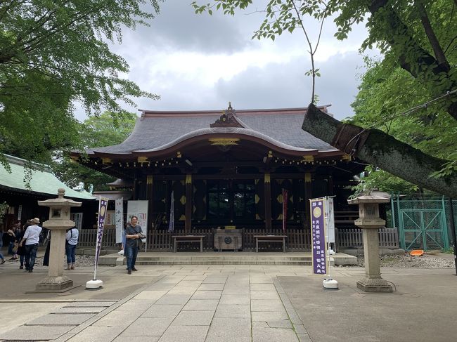 渋谷駅から15分ほど恵比寿方面に歩いたところにある<br />渋谷氷川神社<br /><br />渋谷とは思えない緑のある風景の中にある<br /><br />縁結びで有名で、結の字が描かれた御朱印帳を購入<br />御朱印は月毎に変わるようで、さらに15日には特別な御朱印もある<br /><br />近くにある金王八幡宮、豊栄稲荷神社にも参拝<br /><br />午後からの散歩にもほどよい場所にある神社