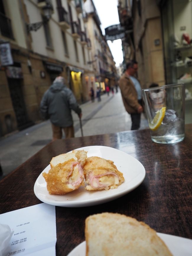 新婚旅行でGW手前から2週間弱のスペイン旅行に行ってきました。<br />目的はバル巡りと建築見学！食べて歩いて胃を壊して・・・盛りだくさんの旅行になりました。<br /><br />1,2　成田～ドバイ～バルセロナ～サンセバスチャン①<br />3　サンジャンドリュズ、ラリューン山観光～パラドールdeオンダリビア<br />4　サンセバスチャン②<br />5　ビルバオ<br />6　ビルバオ～バルセロナ（renfe）グエル公園とフラメンコ<br />7　バルセロナ　サグラダファミリア、★ランチ、パルセロナパビリオン<br />8　バルセロナから1Dayツアー　コロニアグエル＆モンセラット　★★ディナー<br />9　バルセロナから1Dayツアー　ジローナ＆ダリ美術館<br />10　バルセロナ　ボケリア、カサミラ、カサバトリョ<br />11　ドバイ1泊2日<br /><br />不慣れなので少しずつ書いていきます。<br />～～～～～～～～～～～～～～～～～～<br /><br />4日目　オンダリビアとサンセバ観光<br />のんびり観光と、昼・夜サンセバのバルホッピングををしました。