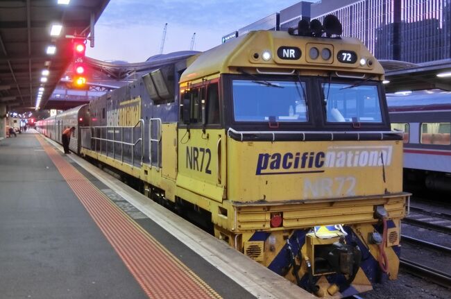 今回はオーストラリアで3月5日から17日と長期の旅。行程はメルボルンからダーウィンまで鉄路と空路でオーストラリアを縦断しその後エアーズロック観光、最後にシドニーを少しだけ観光しました。<br />当初は、「ザ・ガンで行くオーストラリア縦断鉄道の旅」と鉄道の旅でしたが、大陸横断列車ザ・ガンの早割り割引チケットを購入6ヵ月前の期間を過ぎてしまい（安く）購入できなくなり断念、旅行内容が大幅に変更となりました。<br />一番の目的「ザ・ガン」の乗車を泣く泣く諦める事になり大きな目的を失いましたが、またいつか乗車する事を夢見て計画を練り直しました。<br />結果的にはメルボルン市内を3日間とゆっくり観光出来たので楽しい旅行となったのですが、少し残念な気持ちなので必ずリベンジしたいと思います。<br /><br />第５回は今回の旅の目的（１）の乗り鉄編。メルボルンからアデレードまでジ・オーバーランド号に乗車します。目的（２）のザ・ガンには乗車できなかったのですが、アデレードまで約半日の乗車なのでとても楽しいひと時でした。今回は食事サービスも付いたファーストクラス相当のレッドプレミアムサービスを利用しました。<br /><br />今回の旅の目的<br />（１）グレートサザンレールウェイ（GSR）が運行するメルボルンからアデレートまで（828km）運行するオーバーランド号に乗車。<br />（２）グレートサザンレールウェイ（GSR）が運行するアデレートからダーウィンまで大陸を縦断するザ・ガン号に乗車（×達成出来ませんでした）<br />（３）初めて訪問するメルボルン観光。<br />（４）初めて訪問するダーウィン観光。<br />（５）エアーズロック観光<br /><br />全日程<br />◎は今回の旅行記<br />2019年3月4日（月）　<br />福岡空港14時00分発→（JL316）→羽田空港15時35分着<br />羽田空港→（京急・京成）→成田空港<br /><br />3月5日（火）　<br />成田空港11時00分発→（JL773）→メルボルン23時05分着　　<br /><br />3月6日（水）　メルボルン観光<br /><br />3月7日（木）メルボルン8時30分発　V/ライン　ジーロン9時28分着　<br />　　　　　　　ジーロン13時50分発　V/ライン　メルボルン14時51分着　　　　　　　　　　　　　　　　　　　　　　　　<br />　　　　　　　午後メルボルン観光<br /><br />3月8日（金）　メルボルン観光<br /><br />◎3月9日（土）　<br />メルボルン8時05分発（オーバーランド号）アデレート17時40分着<br /><br />3月10日（日）<br />アデレート観光　　　　　　　　　　　　　　　　　　　　　　　　       <br /><br />3月11日（月）<br />アデレート観光<br /><br />3月12日（火）<br />アデレート8時15分発→（GF754)　→ダーウィン11時55分着<br /><br />3月13日（水）<br />ダーウィン観光<br /><br />3月14日（木）<br />ダーウィン→7時10分発（QF1937）→アリススプリングス9時　　　　　　　<br />アリススプリングス13時45分発→（GF1941）→エアーズロック14時35分着<br /><br />3月15日（金）　<br />エアーズロック観光<br /><br />3月16日（土）　<br />エアーズロック観光<br /><br />3月17日（日）<br />エアーズロック13時00分発→（JQ661）→シドニー17時35分着　　　　　　　　　　　　　　　 <br /><br />3月18日（月）<br />シドニー観光<br /><br />3月19日（火）<br />シドニー9時15分発→（JL772）→　成田空港18時15分着<br />成田空港19時00分発→（JL3057)→　福岡空港21時15分着<br /><br />写真はメルボルンからダーウィンまで出発を待つオーバーランド号