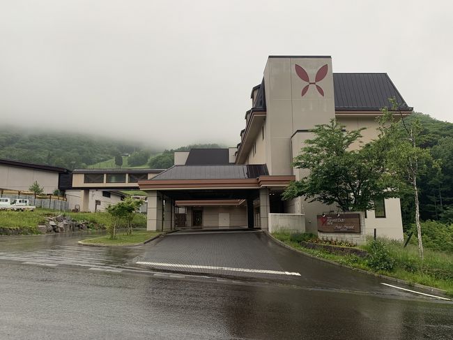 2019.06<br /><br />お知り合いの方がハーヴェストクラブの会員<br />斑尾がホーム<br />利用券を頂いたので、特に予定のなかった日曜の朝、思い立ってTELしてみた<br />「大丈夫ですよ」<br />急遽、出発!<br /><br />チェックインは15:00から<br />じゃあ、ランチは蕎麦、そして小布施の栗ソフトを食べてから行こ!<br /><br />《富倉地区、はしば食堂》<br />10数年前から、2年に一回くらいのペースで行ってたけど、ここ4~5年は行けてない<br />《小布施、桜井甘精堂》<br />竹風堂も好きだが、最近はここの〝モンブラン栗あんソフト”がお気に入り♪<br />《東急ハーヴェストクラブ斑尾》<br />初訪<br />どんなとこなんやろ?<br />楽しみ<br />