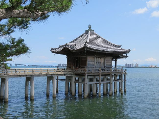 梅雨の時期を代表する花 &quot;あじさい&quot;を見たくて「もりやま芦刈園」に出掛けました。<br />快晴でドライブ日和ですが外気温30℃で暑かったです。<br /><br />今年はまだ梅雨入りしていませんがキレイなあじさいを楽しめました。<br />平日でしたが駐車場は満車でした。<br /><br />地元に住んでいるのに堅田の浮御堂に行ったことがありませんでしたので<br />琵琶湖大橋を渡り琵琶湖に浮かぶ &quot;浮御堂”を目指しました。<br />若いカップルは宮崎から車で来ましたと言っていました。